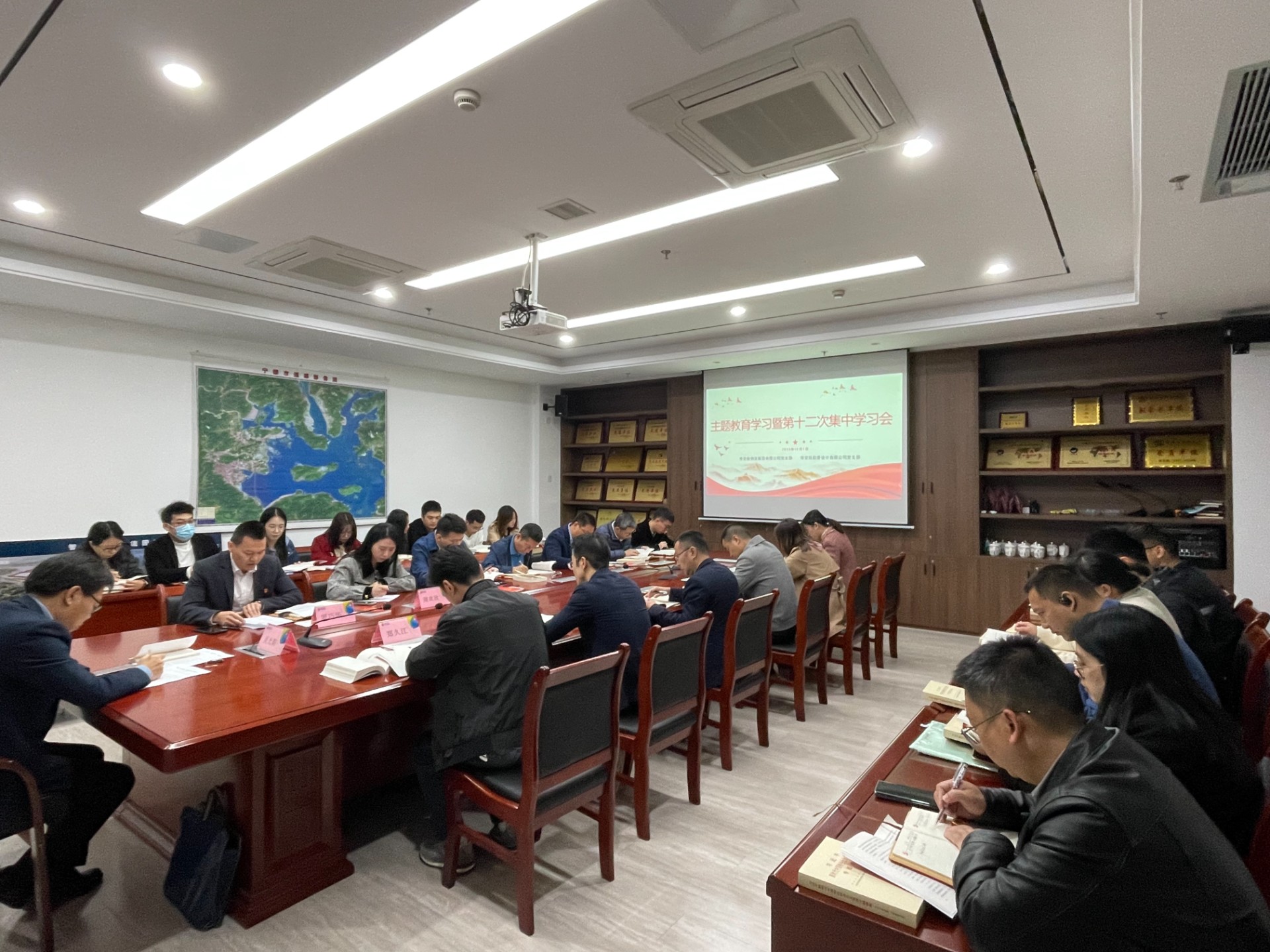 1701767233873031.jpg 市交投物流集團黨支部 市交投勘察設計公司黨支部聯(lián)合召開主題教育學習會,葉嵐清攝2.jpg